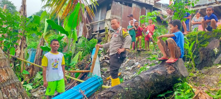 Bhabinkamtibmas, BRIPKA Albertus Rahmat Sambangi Lokasi Tanah Turun di Desa Ketol, Kabupaten Manggarai.