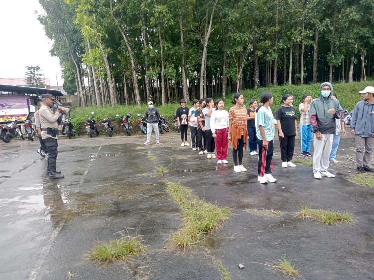 Satuan Binmas Polres Manggarai Gelar Pelatihan Peraturan Baris Berbaris untuk Mahasiswa UNIKA St. Paulus Ruteng