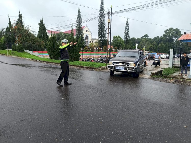 Jaga Keamanan dan Kenyamanan Ibadah Minggu: Polres Manggarai Terjunkan Personil Pengamanan