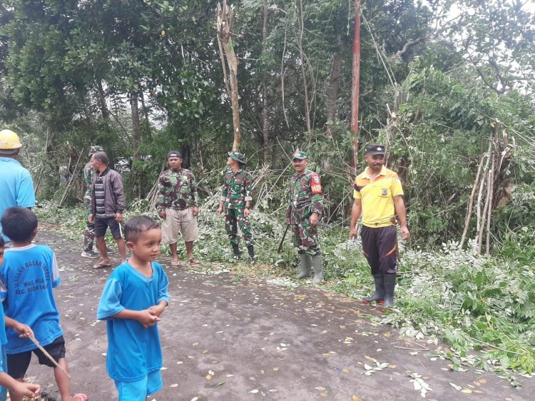 Bripka Stanislaus K.Tandi Ajak Warga Bersihkan Lingkungan di Kecamatan Reok Barat