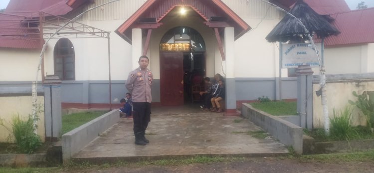 Polsek Cibal Mengamankan Perayaan Misa Pertama dan Kedua di Gereja Paroki Kristus Raja Pagal