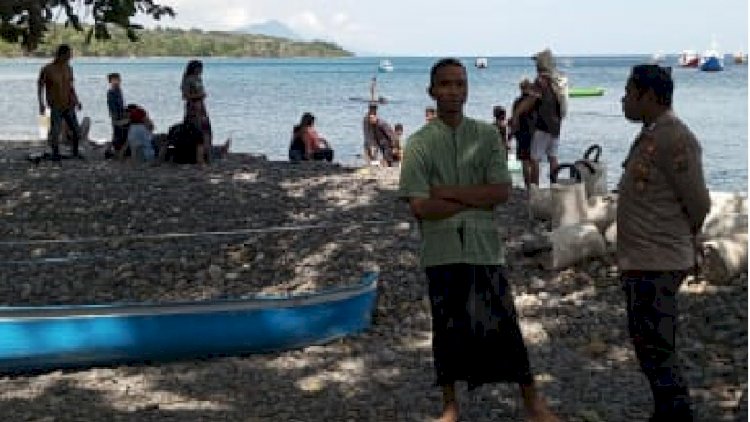 BRIPKA Hironimus Rato, Ka SPKT I Polsek Satar Mese, Patroli dan Berikan Himbauan di Pantai Iteng Menghadapi Cuaca Ekstrem