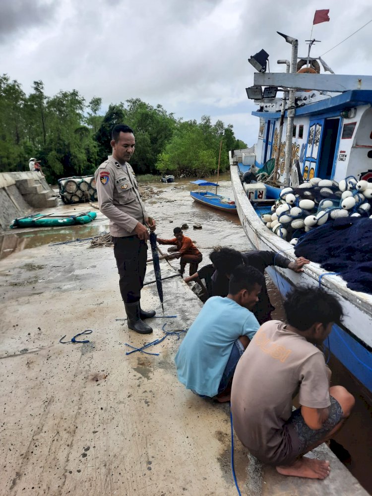 Patroli Sat Polairud Polres Manggarai Himbau Warga dan Nelayan Pesisir Sungai untuk Waspada Terhadap Cuaca Ekstrem