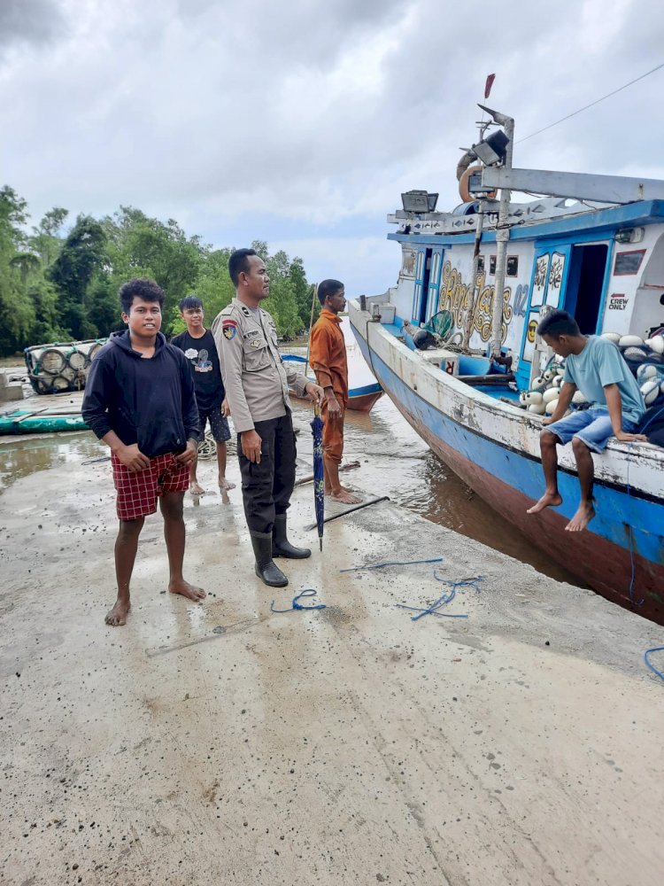 Patroli Sat Polairud Polres Manggarai Himbau Warga dan Nelayan Pesisir Sungai untuk Waspada Terhadap Cuaca Ekstrem