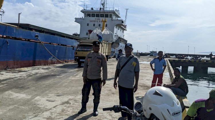 Pengamanan Aktifitas Bongkar Muat di Pelabuhan Laut Kelas II Reo oleh KP3 Laut Reo.