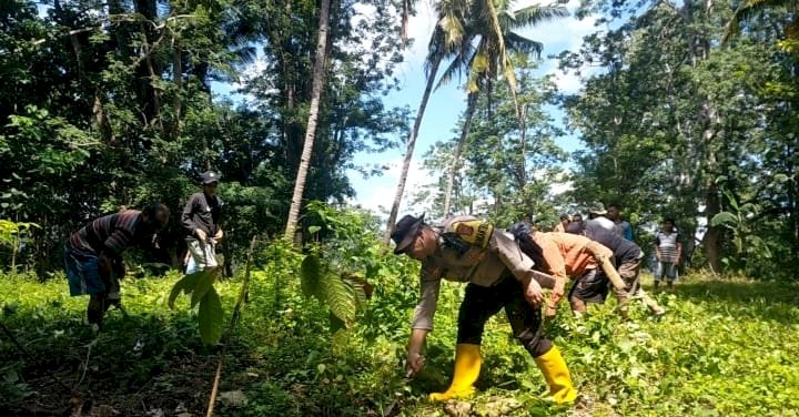 BRIPKA Albertus Rahmat Bersama warga lakukan Kerja Bhakti Menjelang Misa Paskah di Paroki ST. Mikhael Benio