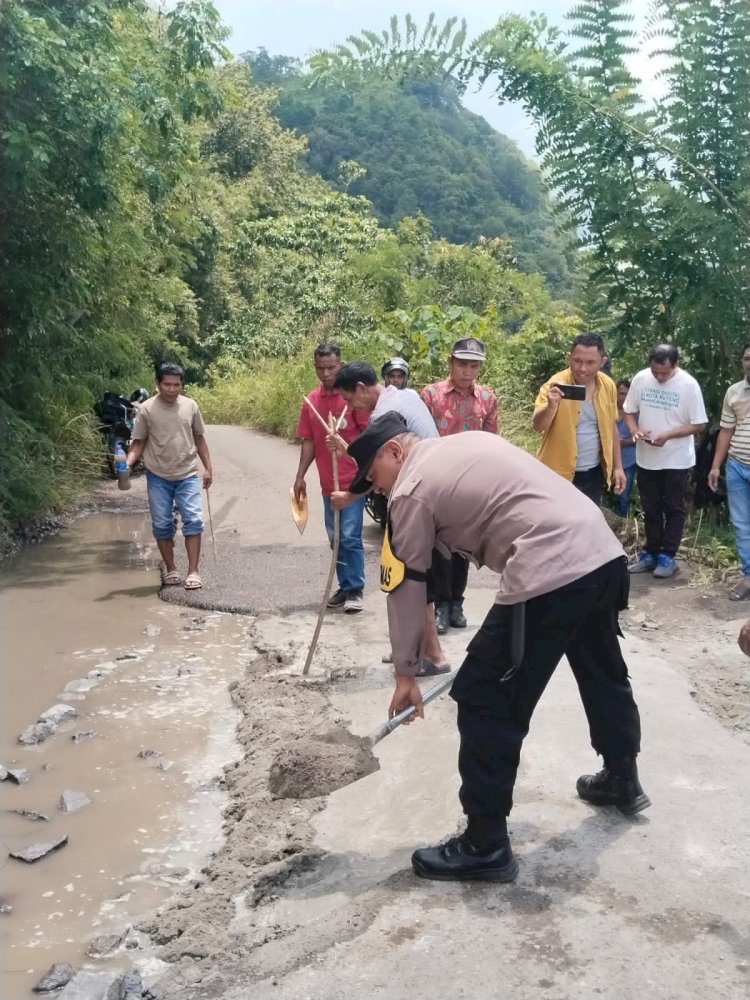 Berpartisipasi Aktif, AIPDA Emilius Johan Bersama Warga lakukan Kerja Bakti Pengecoran Jalan