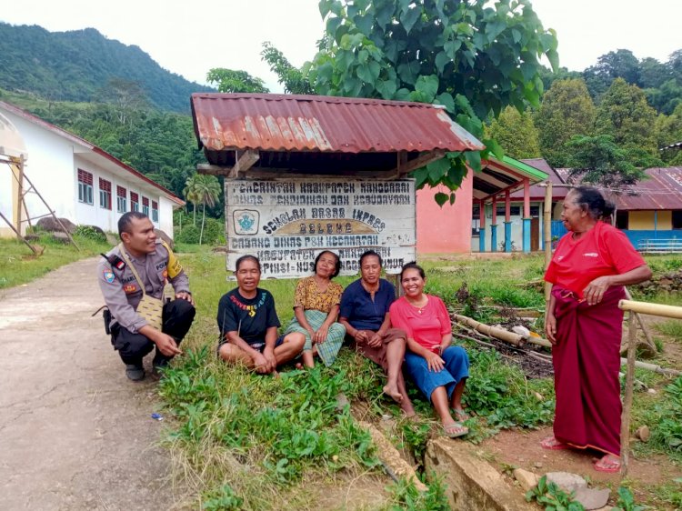 BRIPTU Charles Darwin Yansen Himbau Warga di Desa Ndiwar Cegah TPPO dan Waspada Bencana.