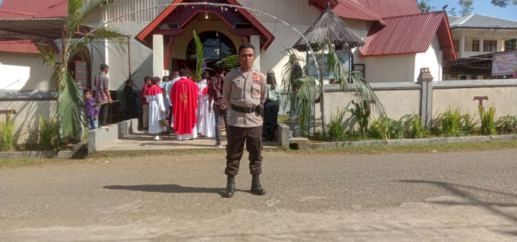Personel Polsek Cibal Lakukan Pengamanan  Perayaan Misa Minggu Palma