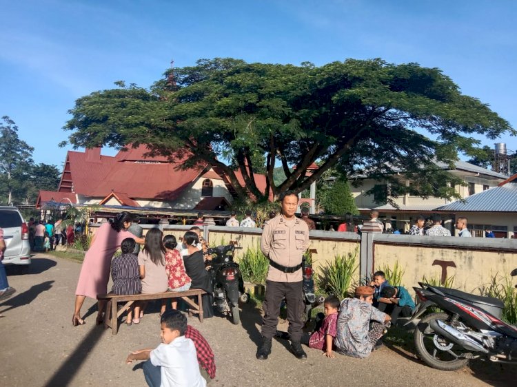 Personel Polsek Cibal Lakukan Pengamanan  Perayaan Misa Minggu Palma