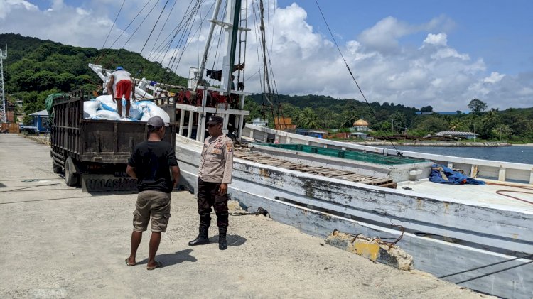 Kegiatan Pengamanan Aktifitas Bongkar Muat di Pelabuhan Laut Kelas II Reo Berjalan Lancar