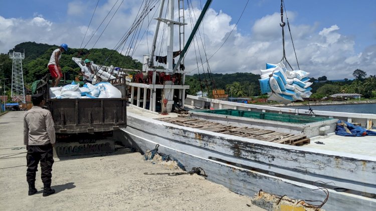 Kegiatan Pengamanan Aktifitas Bongkar Muat di Pelabuhan Laut Kelas II Reo Berjalan Lancar