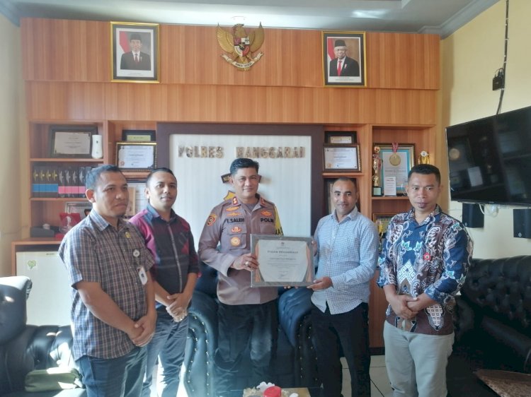 Kapolres Manggarai terima Piagam Penghargaan dari KPU Manggarai kepada Kepolisian Resor Manggarai.