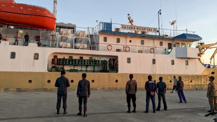 KP3 Laut Reo lakukan Pengamanan Kapal Penumpang di Pelabuhan Laut Reo Menjelang Keberangkatan KM.SABUK NUSANTARA 49