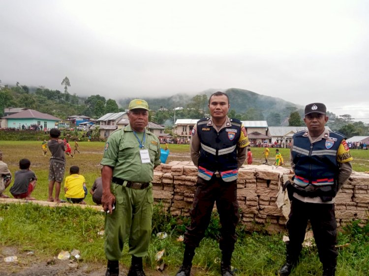 Bhabinkamtibmas Aipda Andreas Korsini Ta dan Briptu Charles Darwin Mengamankan Kegiatan Turnamen Topaspa Cup di Kecamatan Lelak