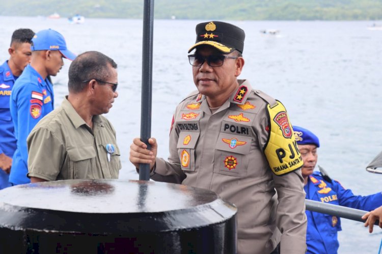 Pastikan berjalan Aman dan Lancar, Kapolda NTT Pantau Langsung Pengamanan Prosesi Laut Anta Tuan di Kapela Tuan Meninu