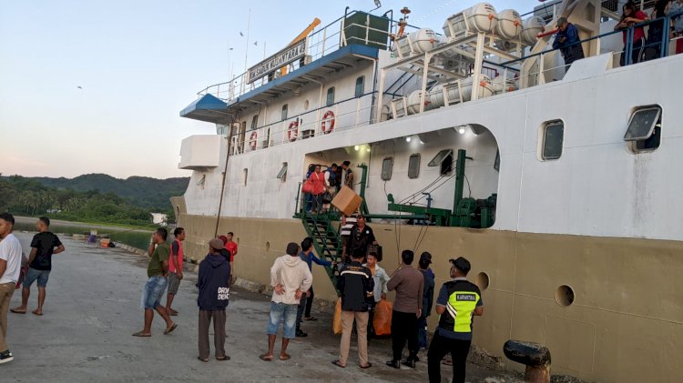 KP3 Laut Reo : Pengamanan Kapal Penumpang KM.SABUK NUSANTARA 49 Tiba di Pelabuhan Laut Reo