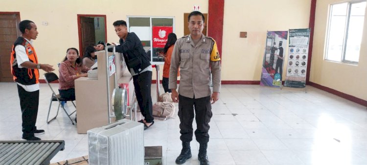 KP3 Udara Frans Sales Lega Ruteng Amankan Kedatangan dan Keberangkatan Pesawat