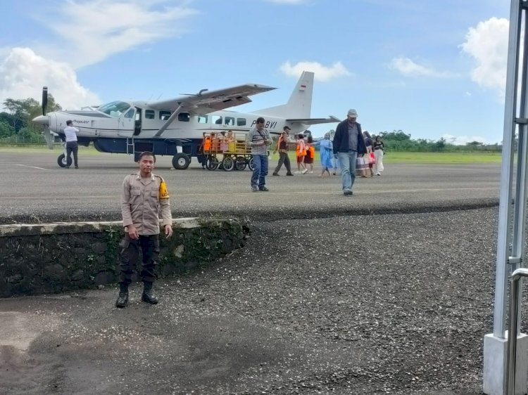 KP3 Udara : Giat Pengamanan Pesawat di Bandara Frans Sales Lega Ruteng Berlangsung Lancar