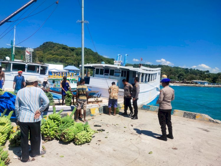 Patroli Sat Polairud Polres Manggarai Cegah Tindak Pidana Perdagangan Orang (TPPO) dan Ajak Masyarakat Jaga Kebersihan Pesisir