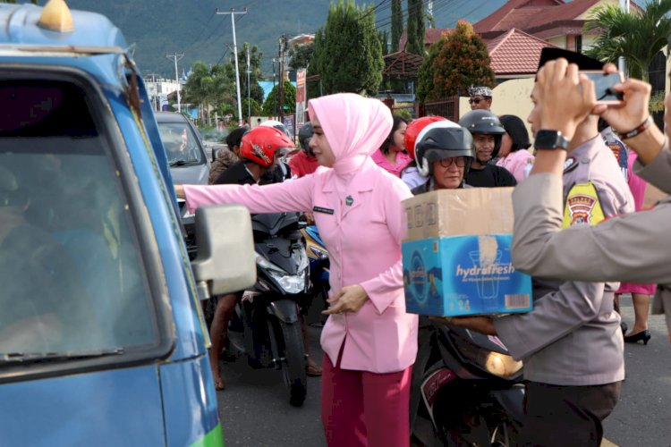 Berbagi Berkah Bulan Ramadhan: Kapolres Manggarai dan Bhayangkari Cabang Manggarai Bagikan Takjil Gratis