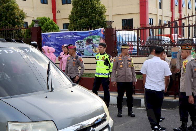 Berbagi Berkah Bulan Ramadhan: Kapolres Manggarai dan Bhayangkari Cabang Manggarai Bagikan Takjil Gratis