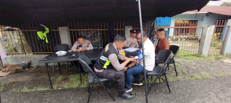 Pastikan Kesehatan Anggota, Sidokkes Polres Manggarai lakukan Pemeriksaan Kesehatan Anggota Pos Pengamanan Operasi Ketupat Turangga-2024.