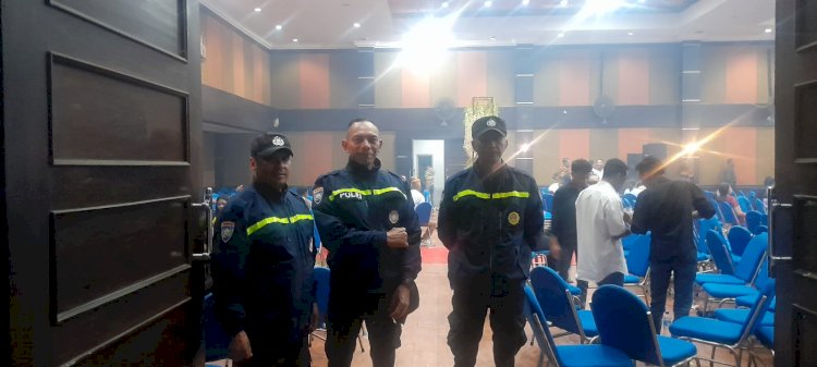 Bhabinkamtibmas Kecamatan Langke Rembong Lakukan Patroli dan Pengamanan Kegiatan Masyarakat di Gedung MCC Ruteng.