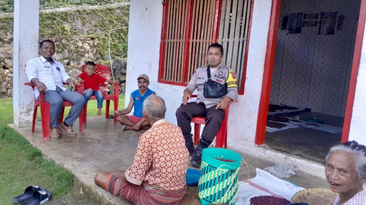 Bhabinkamtibmas Kornelius Jemarus Sambangi Kampung Redong, Desa Benteng dalam Upaya Pencegahan TPPO dan Edukasi Bahaya Rabies