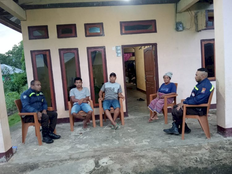 Bripka Theodorus Angkat dan Bripka Almodat Ano Lakukan Patroli Preventif di Kampung Ulungali