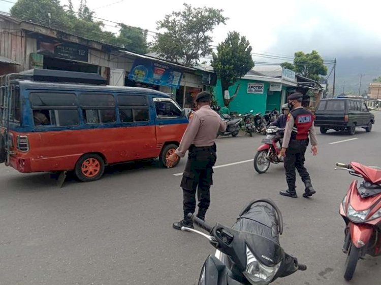 Anggota Samapta Polres Manggarai Lakukan Patroli Dialogis dan Pengaturan Arus Lalin