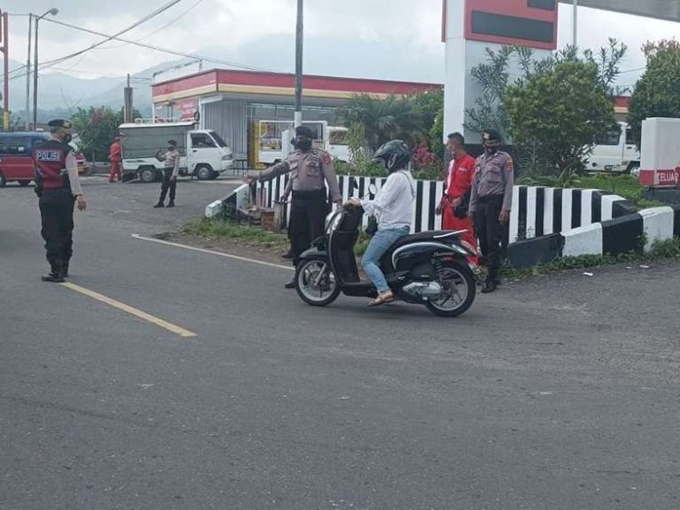 Anggota Samapta Polres Manggarai Lakukan Patroli Dialogis dan Pengaturan Arus Lalin