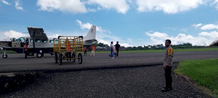 Anggota KP3 Udara Frans Sales Lega Ruteng Melakukan Pengamanan Pesawat di Bandara