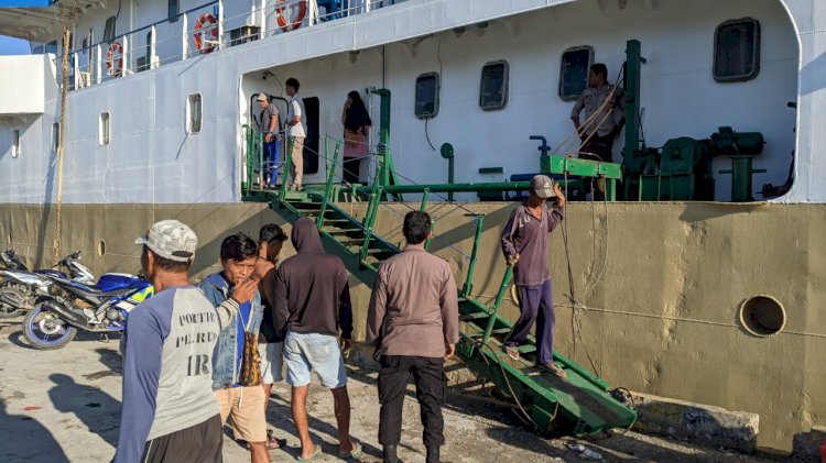 Pengamanan Kapal Penumpang KM.SABUK NUSANTARA 49 di Pelabuhan Laut Reo Berlangsung Lancar