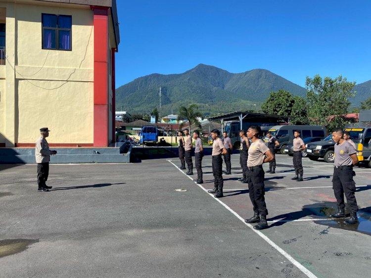 Ciptakan Lingkungan Kerja Bersih dan Sehat: Waka Polres Manggarai pimpin Apel Manajemen Kebersihan di Mako Polres Manggarai