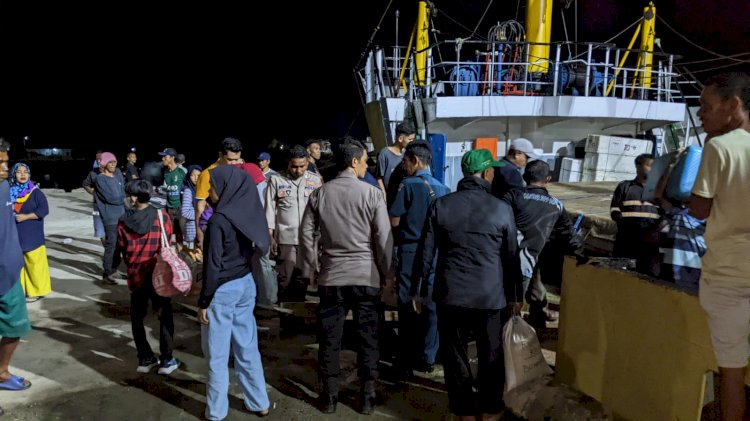 KP3 Laut Pelabuhan Reo Amankan Kedatangan Kapal Penumpang KM.MALOLI