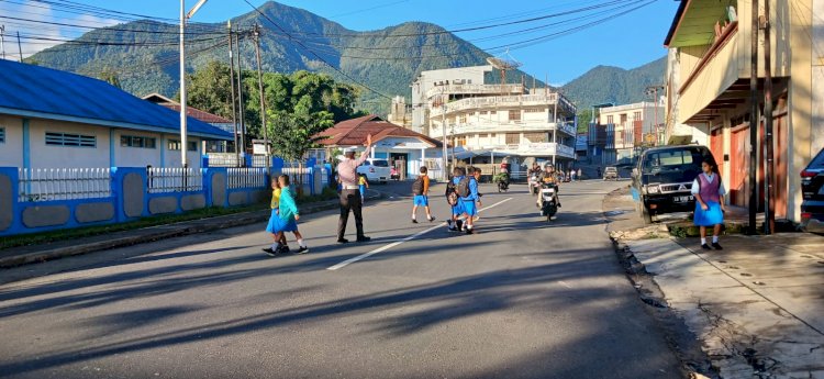 Pengamanan dan Pengaturan Lalu Lintas Pagi oleh Sat.Lantas Polres Manggarai