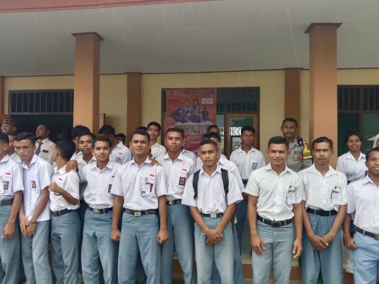 Bhabinkamtibmas Satar Mese Barat, Sosialisasikan Penerimaan POLRI 2024 di SMK N 1 Satarmese