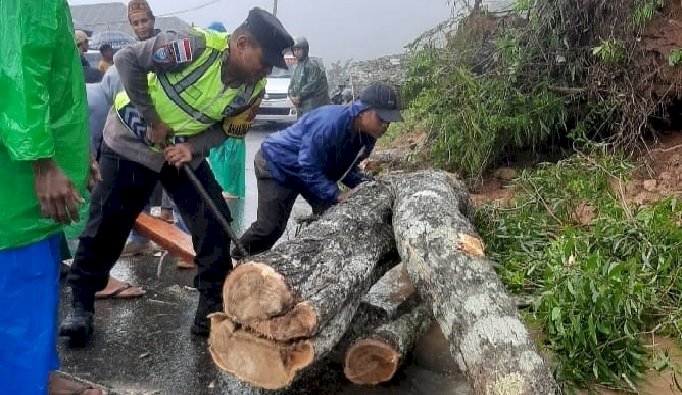 Bhabinkamtibmas AIPDA Emilius Johan bantu  Penanganan Bencana Alam