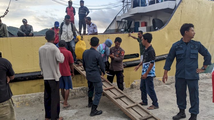 Kegiatan Pengamanan Kapal Penumpang KM.MALOLI di Pelabuhan Laut Reo Berjalan Lancar