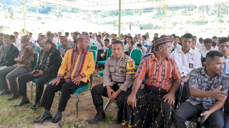 Bhabinkamtibmas Aipda Kornelius Jemarus Hadiri Misa Syukur Purna Bakti Guru di SMAN 1 Rahong Utara