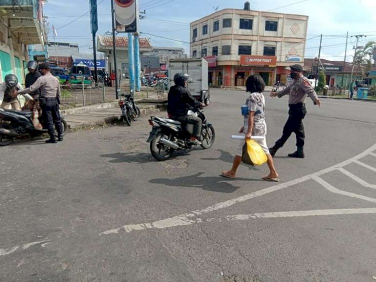 Anggota Samapta Polres Manggarai Melakukan Patroli Dialogis untuk Menjaga Kamtibmas dan Kelancaran Lalulintas