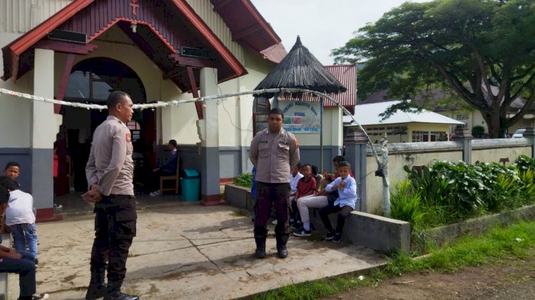 Polsek Cibal : Pengamanan Misa Minggu di Gereja Paroki Kristus Raja Pagal Berlangsung Lancar