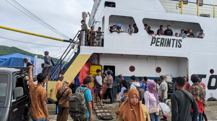 KP3 Laut : Pengamanan Kapal Penumpang di Pelabuhan Laut Reo Memastikan Keselamatan Perjalanan