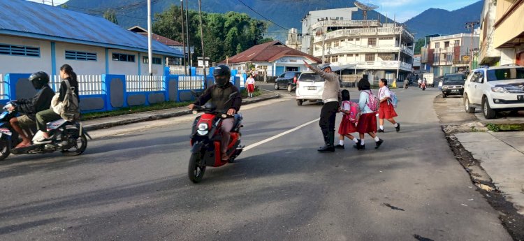 Satuan Lalu Lintas Polres Manggarai Berikan Pelayanan Pagi untuk Pengamanan dan Pengaturan Arus Lalu Lintas