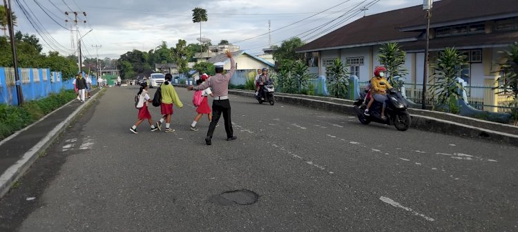 Satuan Lalu Lintas Polres Manggarai Berikan Pelayanan Pagi untuk Pengamanan dan Pengaturan Arus Lalu Lintas