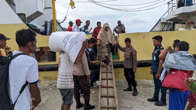 Jamin Keamanan dan Kelancaran Transportasi Laut, KP3 Laut Pelabuhan Reo Menyelenggarakan Pengamanan Kapal Penumpang KM. Maloli