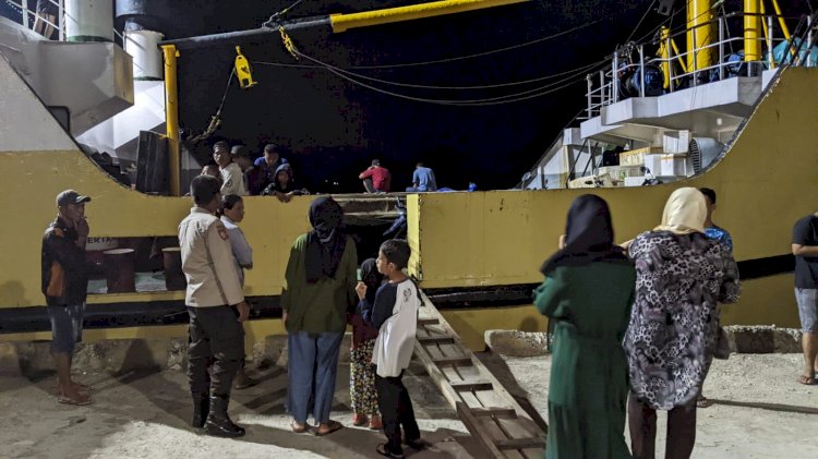 Jamin Keamanan dan Kelancaran Transportasi Laut, KP3 Laut Pelabuhan Reo Menyelenggarakan Pengamanan Kapal Penumpang KM. Maloli