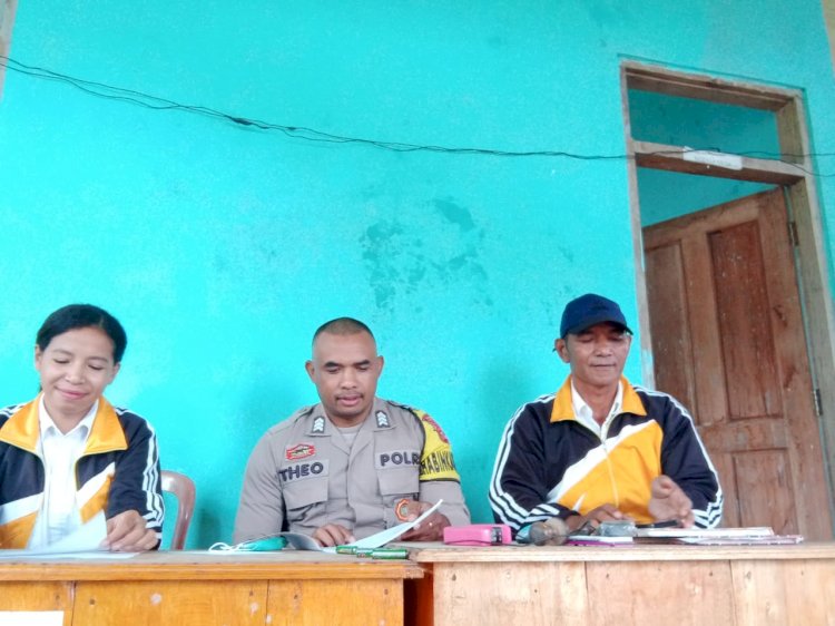 Bhabinkamtibmas Bripka Theodorus Angkat Patroli Kamtibmas di Desa Lungar, Kecamatan Satar Mese