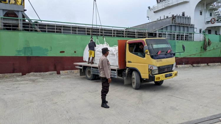 Pengamanan Aktifitas Bongkar Muat di Pelabuhan Laut Kelas II Reo Berjalan Lancar